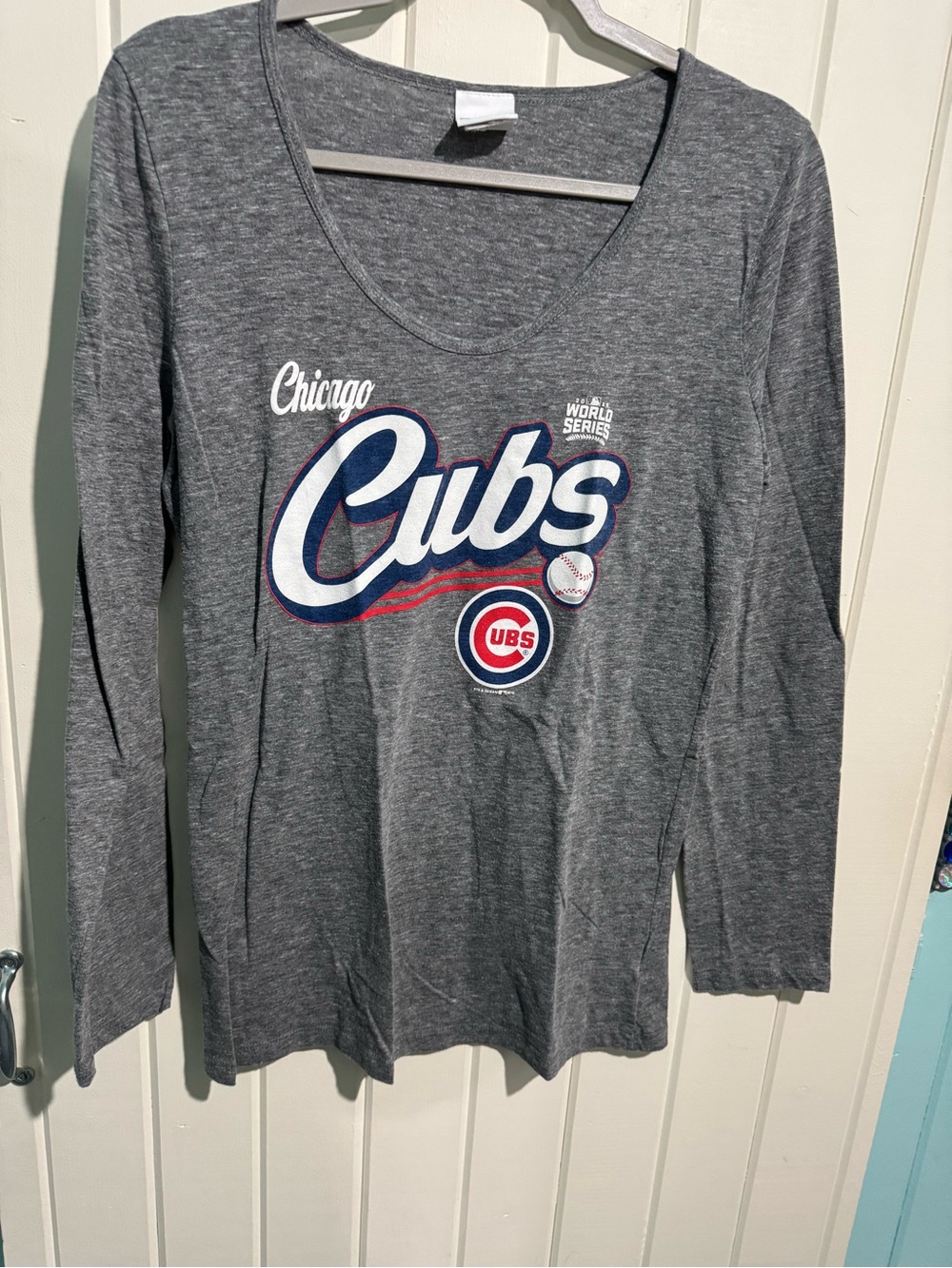 5th & Ocean Chicago Cubs Gray Long-Sleeve Scoop Neck Tee